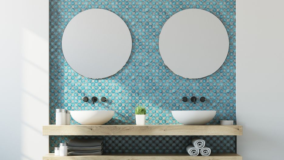 Zamiast wiercić w ścianie - przyklej lusterko w wybranym miejscu