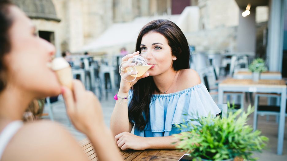 Błękitna sukienka świetnie podkreśli kobiecą urodę