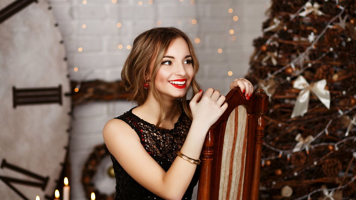 Koronkowa mała czarna sprawdzi się w karnawale i nie tylko