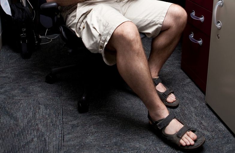 Mężczyzna w krótkich spodenkach w biurze: ohyda czy normalny strój?