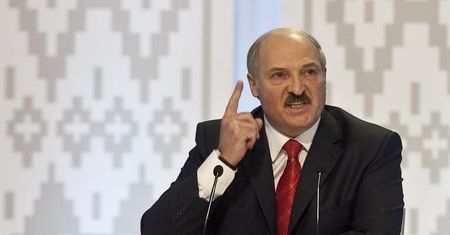 Wszystko dla pasażera: w białoruskich samolotach będą sprzedawać wódkę i papierosy