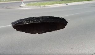 Szczecin. Wielka dziura na środku drogi. Zapadła się jezdnia