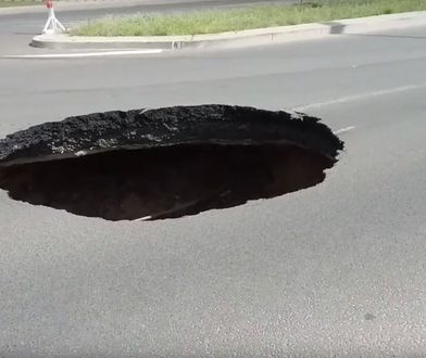 Szczecin. Wielka dziura na środku drogi. Zapadła się jezdnia