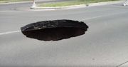 Szczecin. Wielka dziura na środku drogi. Zapadła się jezdnia
