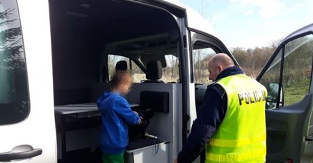 Skarżysko-Kamienna. 5-latek sam u brzegu rzeki. Matka i babcia pijane w domu