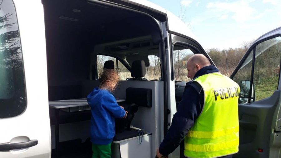 Skarżysko-Kamienna. Policjanci zainterweniowali, gdy zobaczyli chłopca