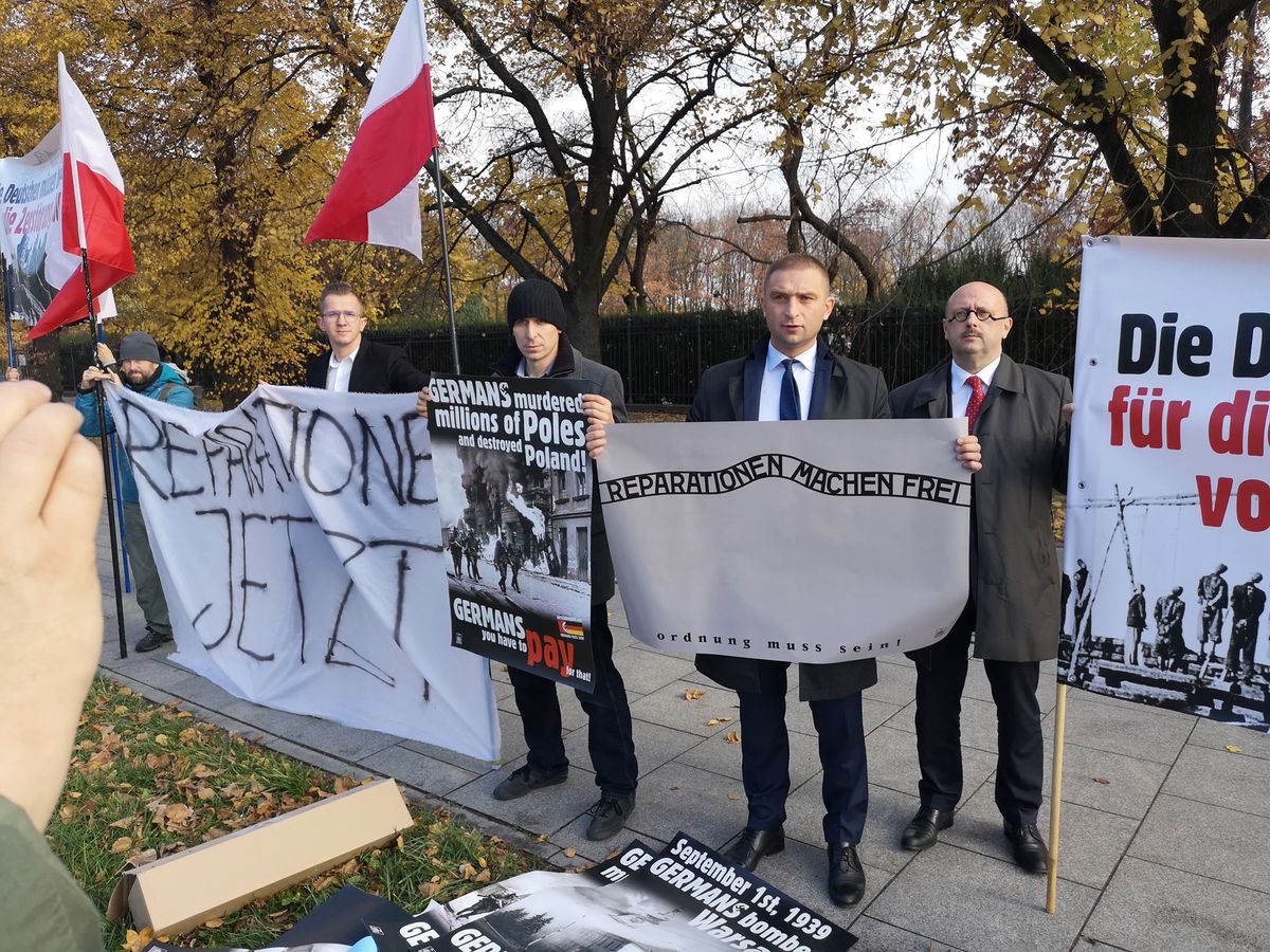 Demonstracja ws. reparacji pod KPRM. Ostre słowa o polskim rządzie