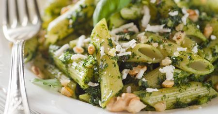 Zielone penne z pesto i orzechami włoskimi. Ekspresowy obiad