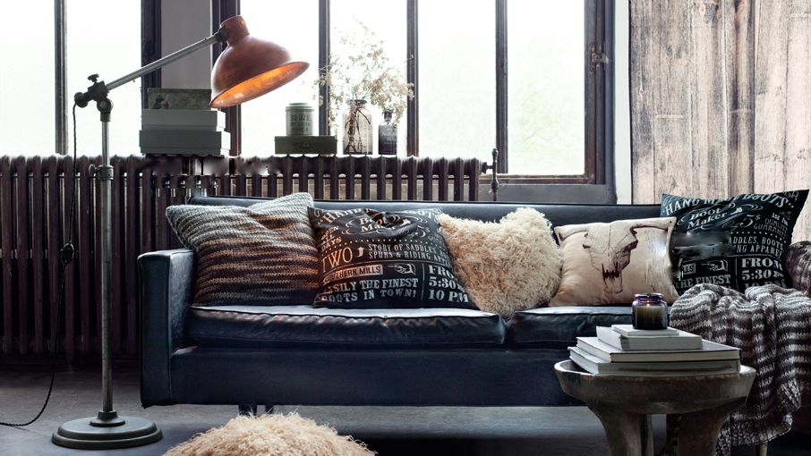 Wśród dekoracyjnych poduszek szukajmy weluru lub bawełny o grubym splocie