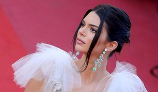 Kendal Jenner bez stanika na czerwonym dywanie w Cannes. Cienki materiał niewiele zasłonił