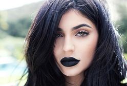 Czarne usta Kylie Jenner: moda na gotyk?