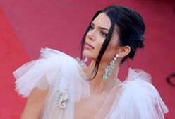 Kendal Jenner bez stanika na czerwonym dywanie w Cannes. Cienki materiał niewiele zasłonił