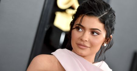 Kylie Jenner mocno zabalowała. Ledwo utrzymała biust w sukience