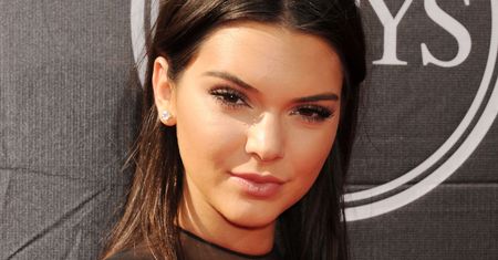 Kendall Jenner przechadza się po ulicach Los Angeles. W oczy rzuca się brzuch