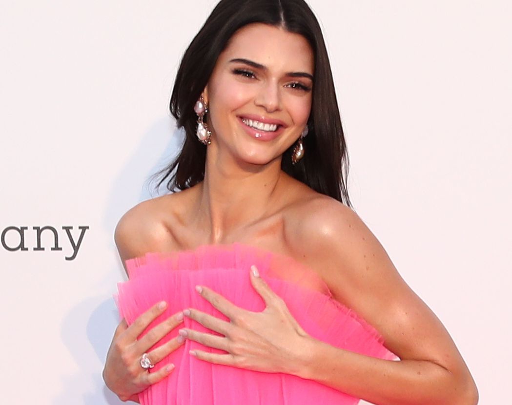 Kendall Jenner zachwyciła w Cannes. Wybrała sukienkę z sieciówki