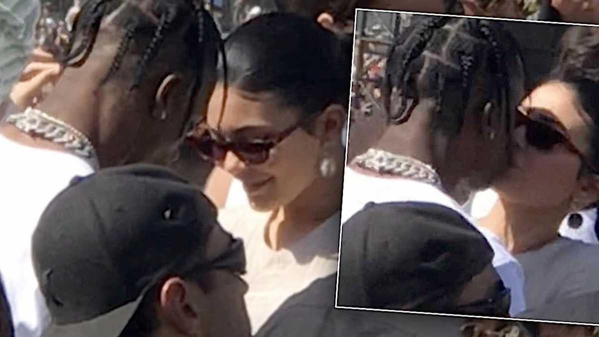 Kylie Jenner i Travis Scott całują się na Coachelli