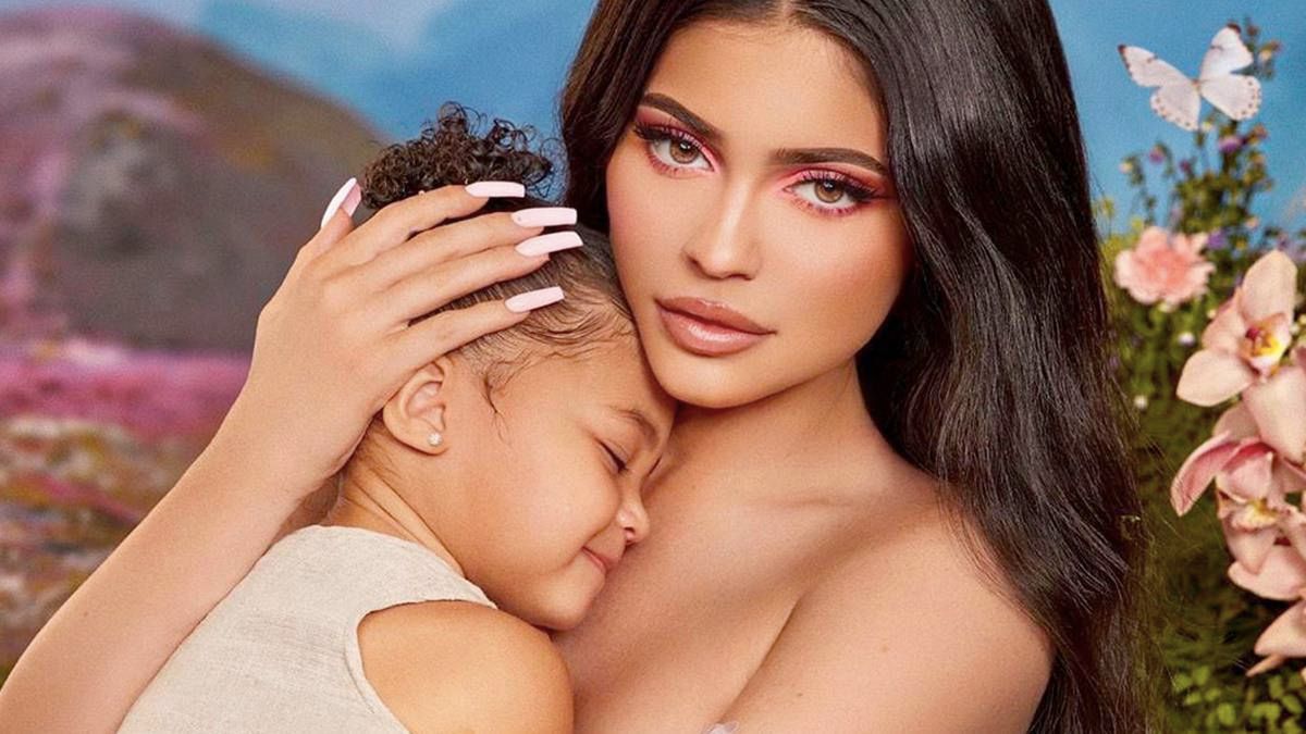 Kylie Jenner bawi się córką jak maskotką. Najnowsze zdjęcia oburzyły internautów: "Dlaczego jej to robisz?"
