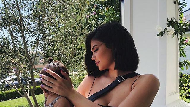 Córeczka Kylie Jenner nosi kolczyki już w wieku 5 miesięcy. Jej kuzynka ma tylko 2 miesiące i też ma przekłute uszy