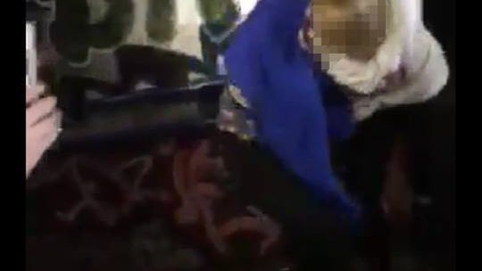 Bójka uczennic z Jeleniej Góry na oczach kolegów. 14-latki pobiły się za pieniądze
