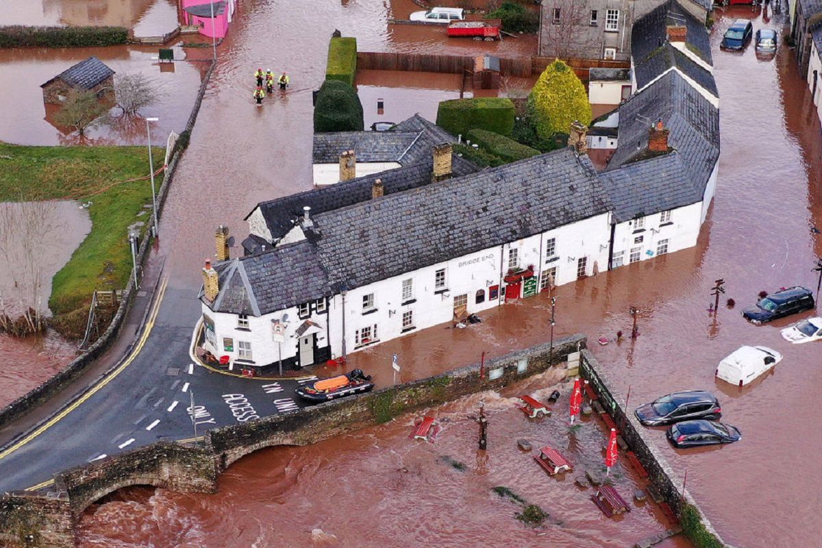 Huragan Dennis spowodował nagłą powódź w walijskiej wiosce Crickhowell.