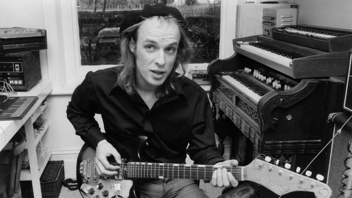 Brian Eno. Zaczął od rocka, stał się ikoną muzyki elektronicznej i ojcem ambientu