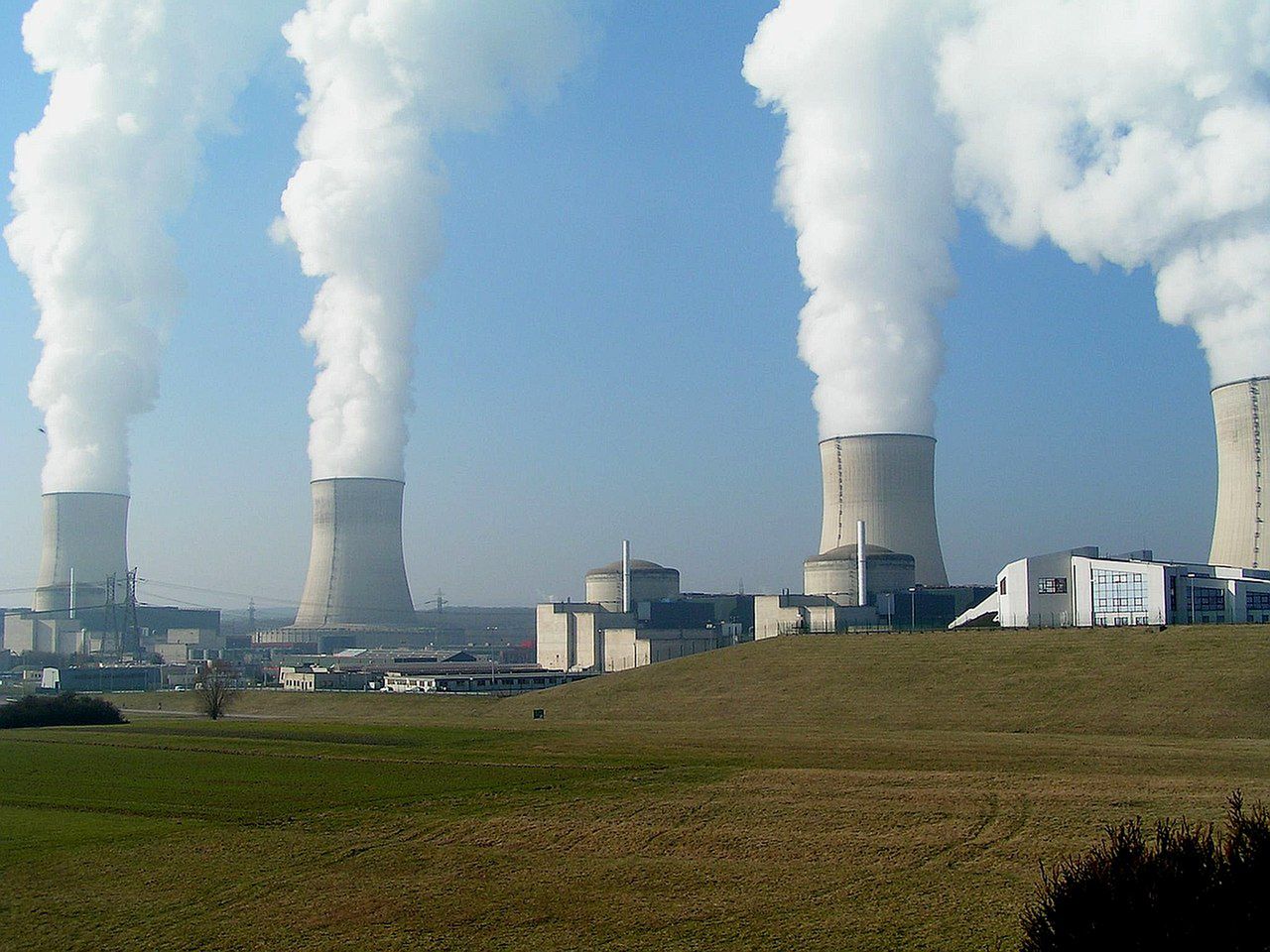 Działacze Greenpeace wdarli się do elektrowni atomowej. Odpalili fajerwerki