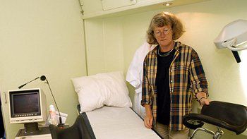 Dr Gunilla Kleiverda w kontenerze - gabinecie zabiegowym