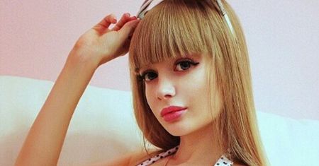 Ma 28 lat i wygląda jak Barbie. Mimo to nie jest szczęśliwa