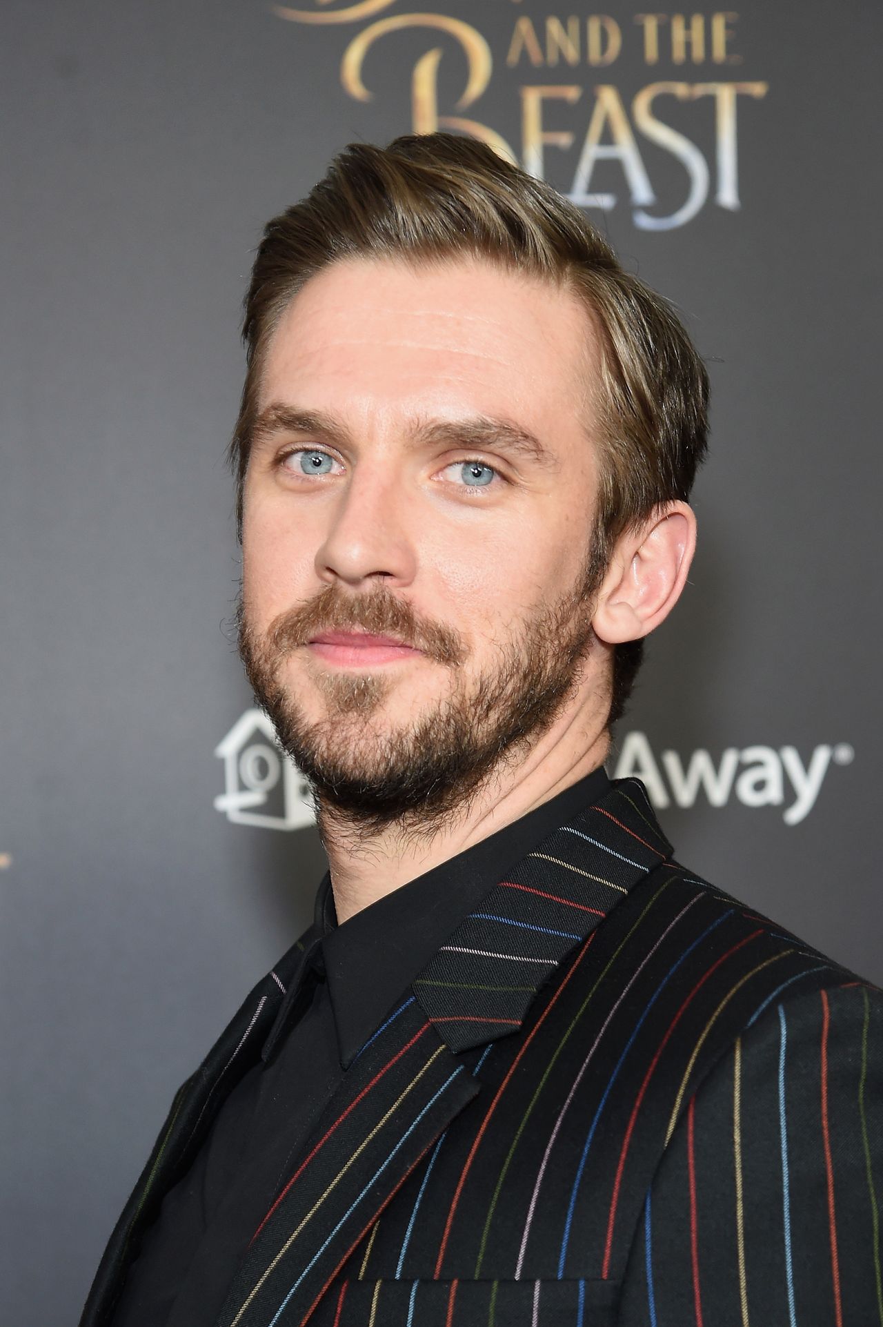 Szczudła, pionierska technologia i niezwykły rozmach. Dan Stevens opowiada o pracy na planie filmu "Piękna i Bestia" [WYWIAD]