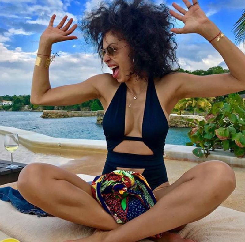 Omenaa Mensah w bikini. Wygląda na mamę nastolatki i niemowlaka?