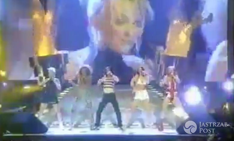 20 lat temu Spice Girls zadebiutowały na scenie BRIT Awards! Spójrzcie tylko na stylizację Victorii Beckham!