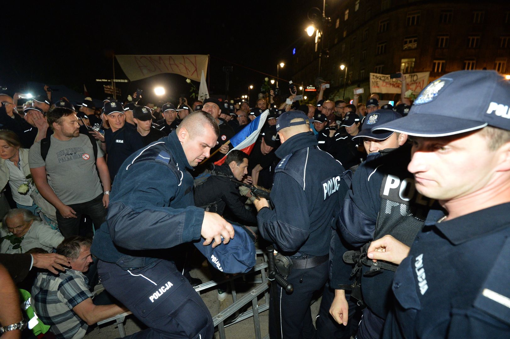 W czasie miesięcznic smoleńskich organizowane są kontrmanifestacje
