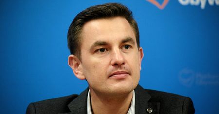 Skandaliczny komentarz posła PO. "Stojąc na taborecie, Kaczyński będzie dochodził"