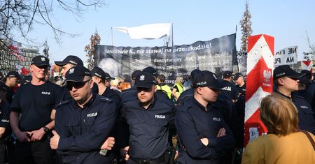 Tłum chciał zobaczyć pomnik smoleński. Minister przeprasza za gigantyczne kolejki