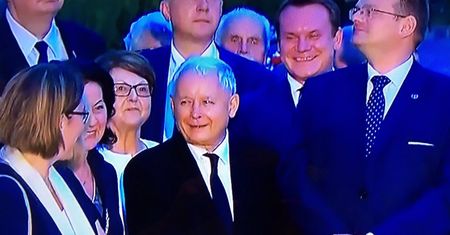 Jarosław Kaczyński i politycy PiS roześmiani na miesięcznicy. Wiemy, co ich tak rozbawiło