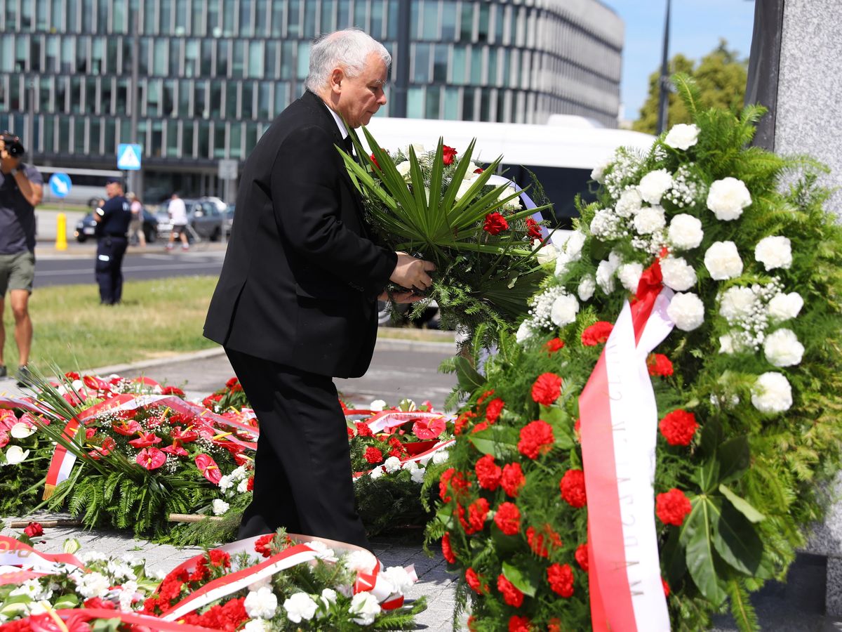 Miesięcznica smoleńska. Jarosław Kaczyński złożył kwiaty pod pomnikami