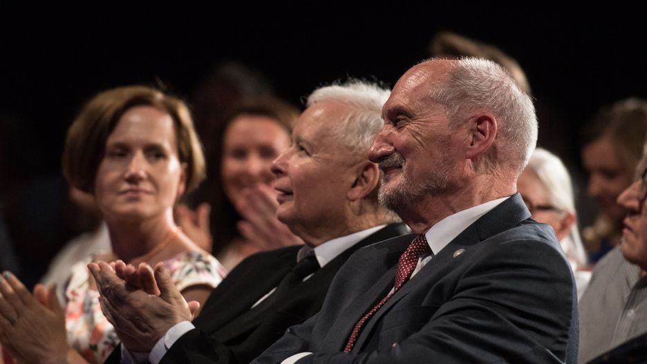Prezes PiS Jarosław Kaczyński i szef podkomisji smoleńskiej Antoni Macierewicz.