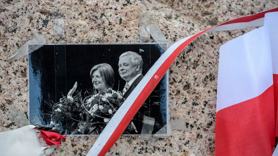 Zdjęcie polskiej pary prezydenckiej na pamiątkowym głazie na miejscu katastrofy samolotu prezydenckiego Tu-154M w Smoleńsku