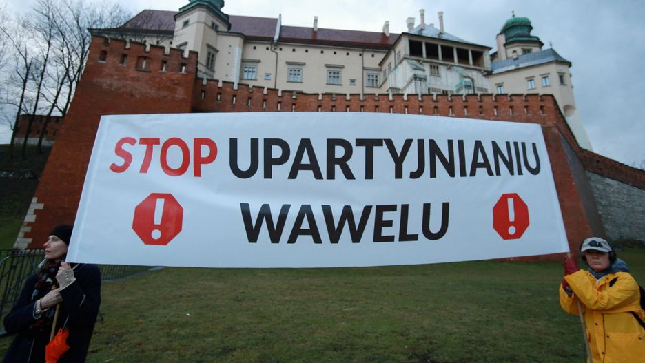 Demonstracja u stóp Wawelu z 18 marca 2017 r. Zebrani protestowali przeciwko upolitycznianiu wzgórza wawelskiego