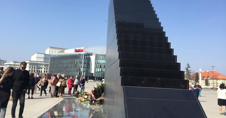 "Wyścig na szczyt pomnika smoleńskiego". Akcja warszawiaków
