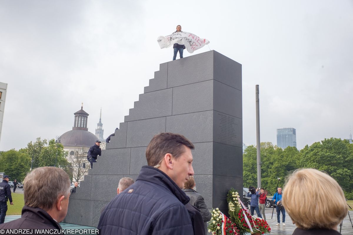 Działacz Obywateli RP wszedł na pomnik smoleński. Usłyszał zarzut