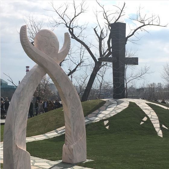 Odsłonięcie pomnika smoleńskiego w Budapeszcie. Kaczyński i Morawiecki na miejscu