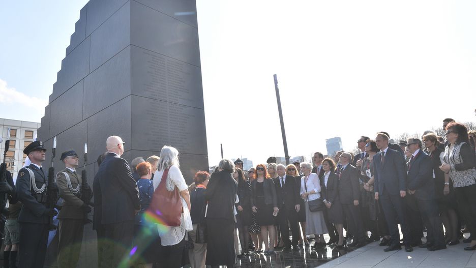 Przygotowania do odsłonięcia pomnika na pl. Piłsudskiego