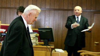 Nizieński opuszcza salę sądową Sądu Lustracyjnego