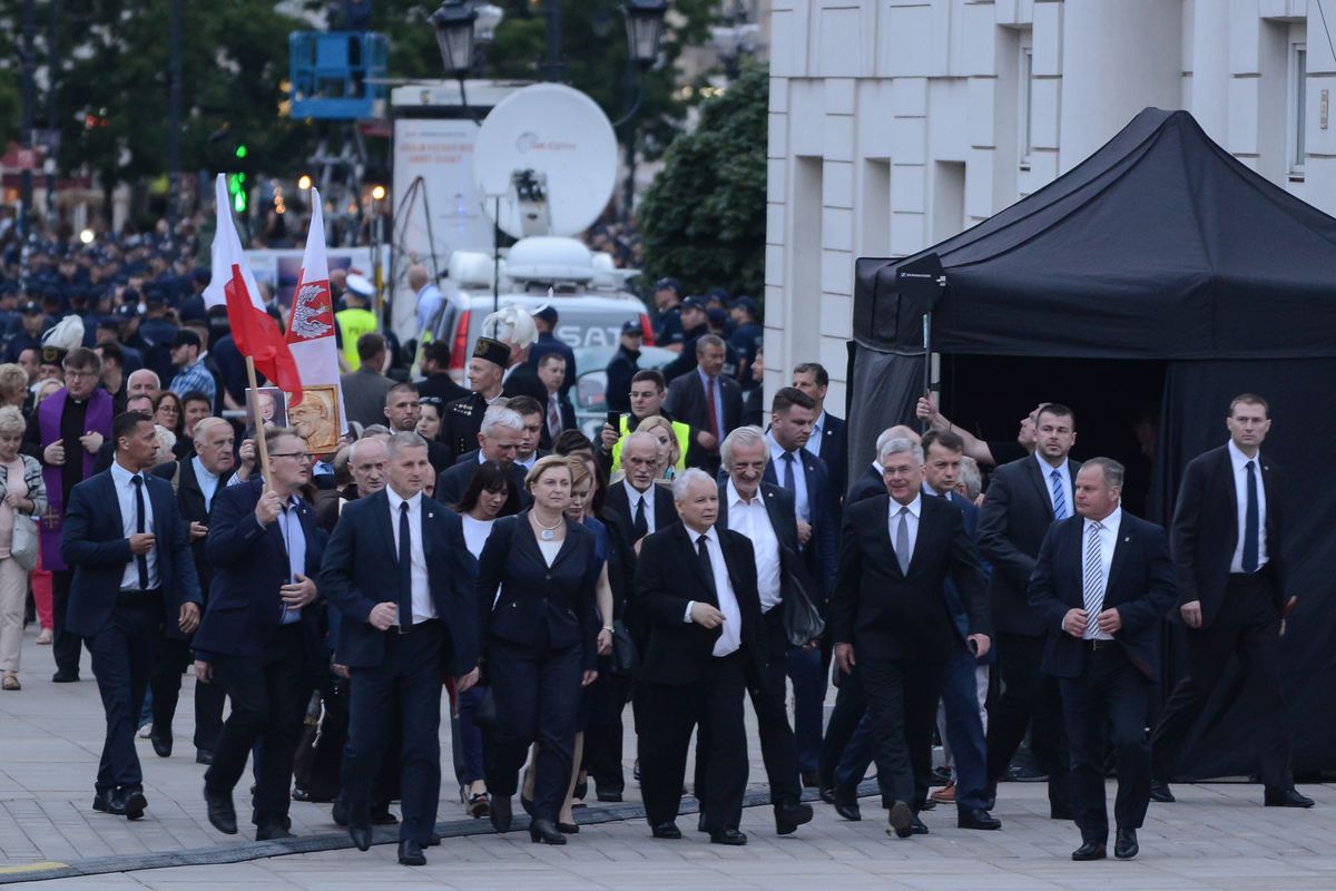 Polacy o blokowaniu miesięcznicy. Sondaż zaskoczy PiS