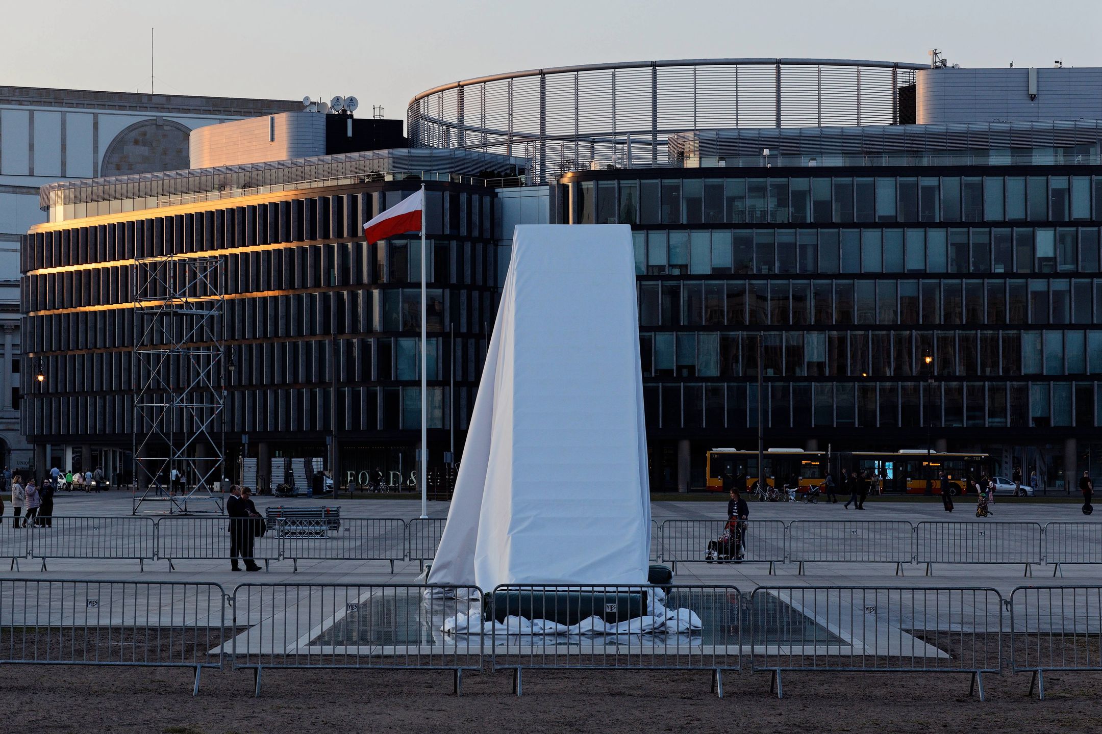 WARSZAWA. ZASŁONIĘTY POMNIK OFIAR KATASTROFY SMOLEŃSKIEJ. 8.04.2018 r.