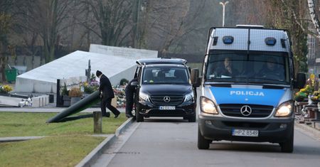 Szokujące doniesienia ws. ekshumacji. Ewa Kopacz w prokuraturze