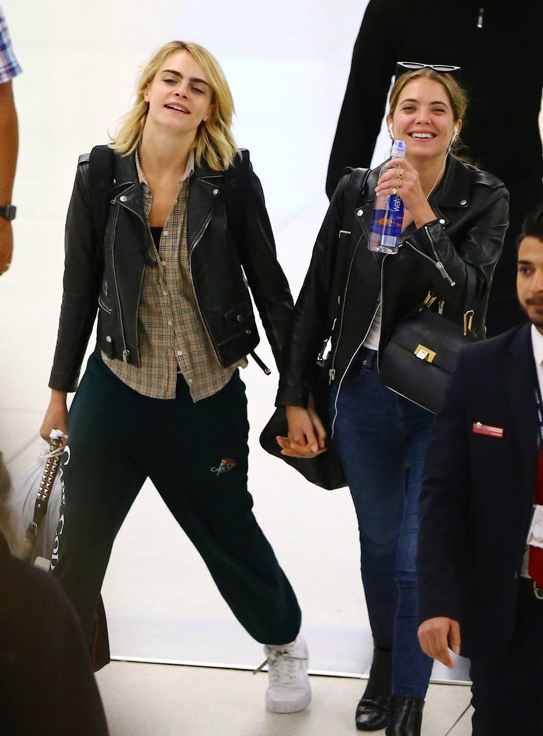 Cara Delevingne et sa petite amie Ashley Benson arrivent à l'aéroport JFK de New York le 18 juin 2019. Le couple échange des baisers derrière la file de sécurité. Cara Delevingne and girlfriend Ashley Benson are seen arriving at JFK airport in New York, on June 18th 2019. They have been spotted kissing each other in the security line.