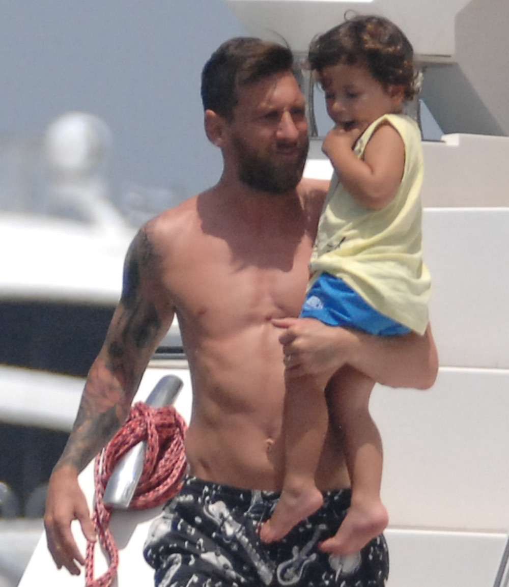 Leo Messi z dzieckiem na wakacjach