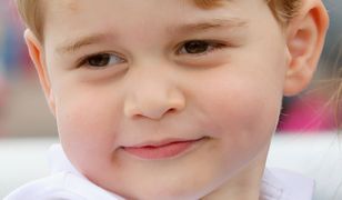 Książę George przygotowuje pudding. Towarzyszą mu tata i królowa